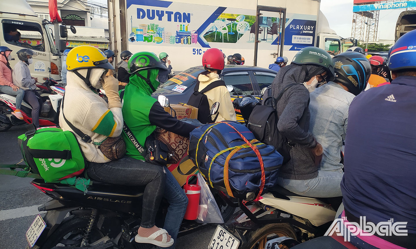 Dòng người vẫn còn quãng đường dài để trở lại TP.Hồ Chí Minh sau Tết.