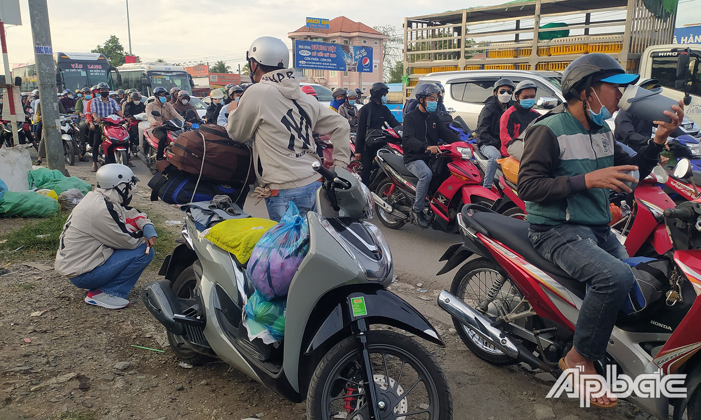 Nhiều người nghỉ chân bên đường và uống vội nước và chỉnh trang hành lý tiếp tục quãng đường.