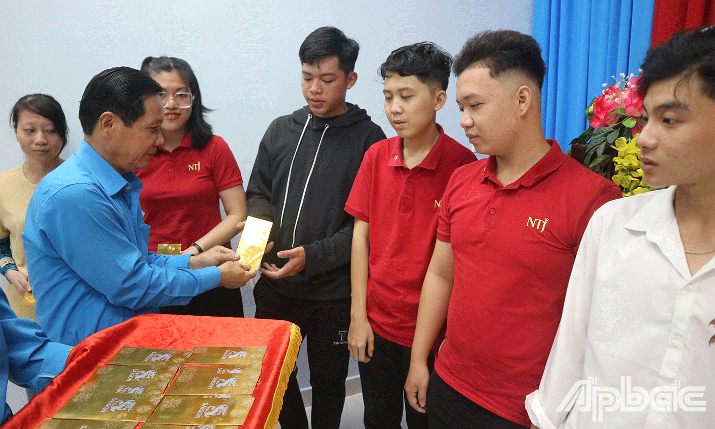 Đồng chí Lê Minh Hùng Chủ tịch Liên đoàn Lao động tỉnh Tiền Giang trao quà tết cho công nhân lao động có hoàn cảnh khó khăn trên địa bàn tỉnh Tiền Giang
