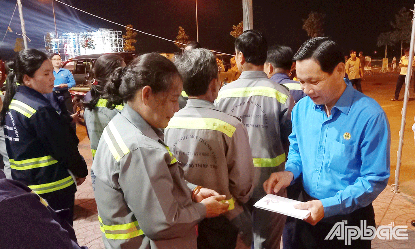 Công nhân lao động làm nhiệm vụ đêm Giao thừa nhận quà Tết từ Chủ tịch LĐLĐ tỉnh Tiền Giang Lê Minh Hùng