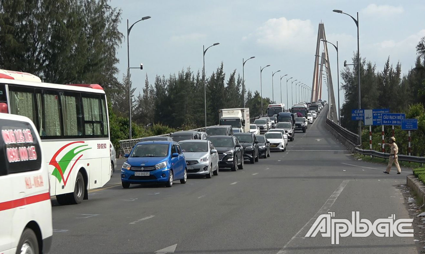  Điều hòa giao thông qua cầu Rạch Miễu.