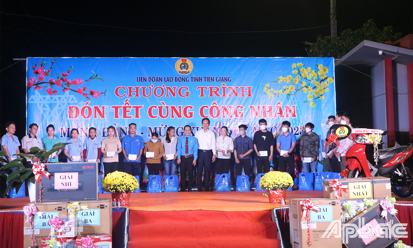 Công nhân lao động có hoàn cảnh khó khăn nhận quà tết trong Chương trình “Đón Tết cùng công nhân Mừng Đảng - Mừng Xuân Quý Mão 2023” do LĐLĐ tỉnh Tiền Giang tổ chức tại  khu công nghiệp Long Giang