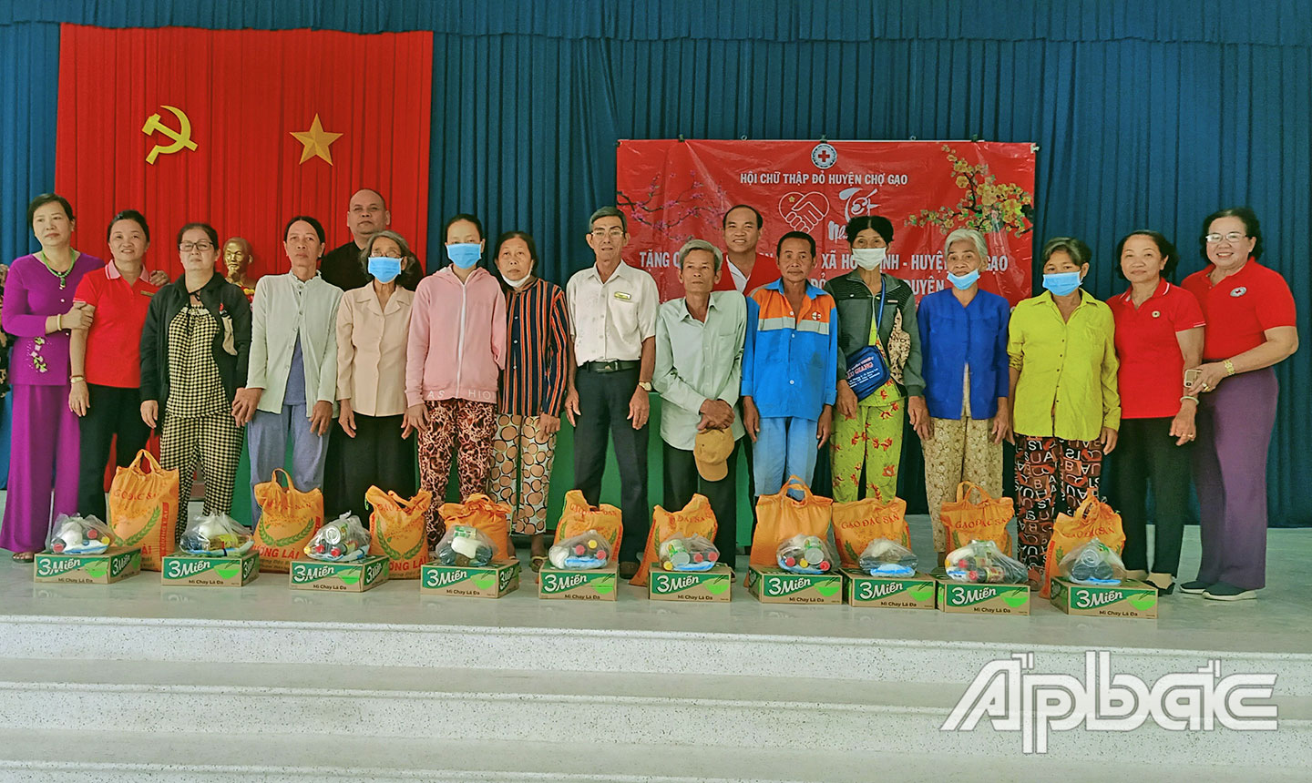 Trao quà cho hộ nghèo nhân dịp Tết Nguyên đán 2023.