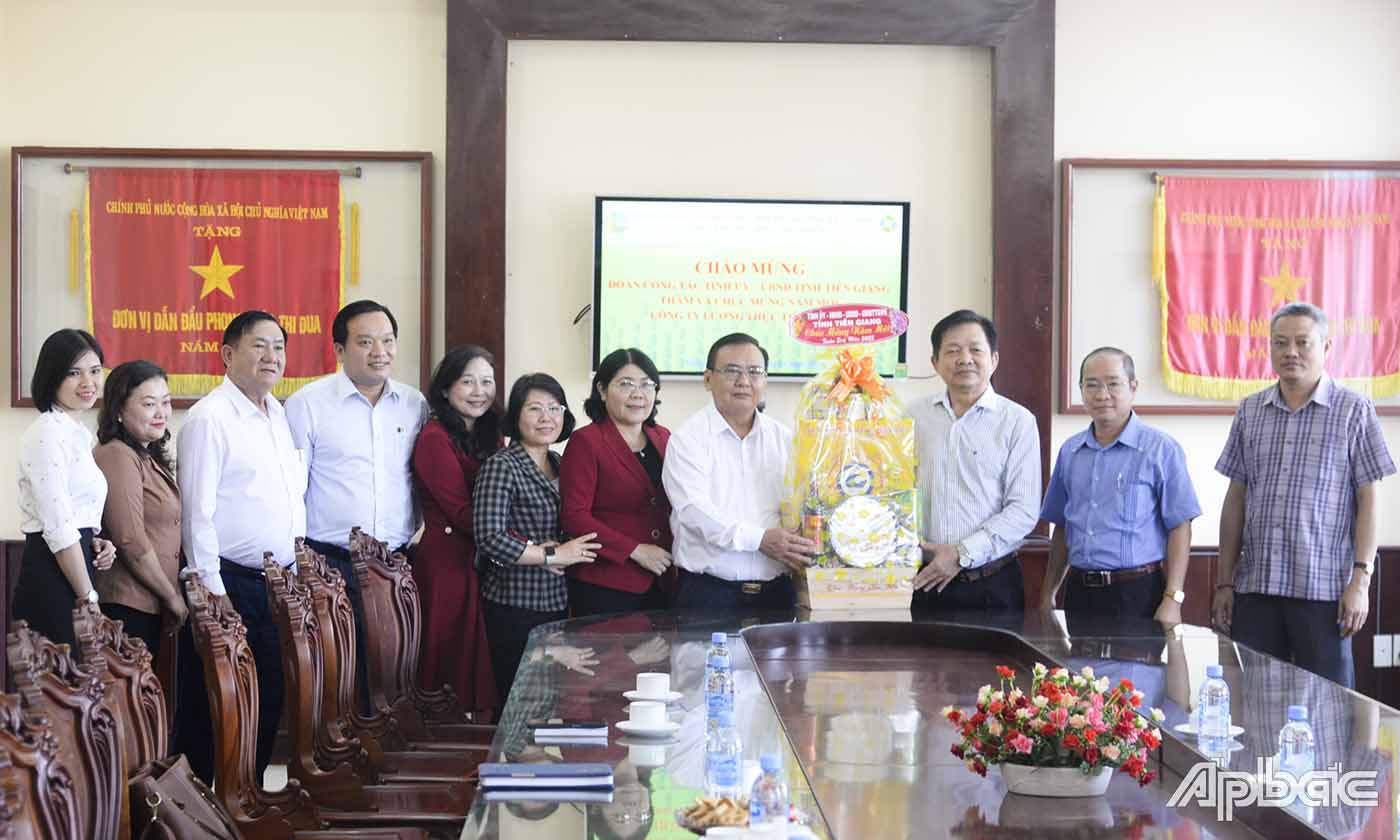 Đoàn đến thăm và chúc Tết Công ty Lương thực Tiền Giang.