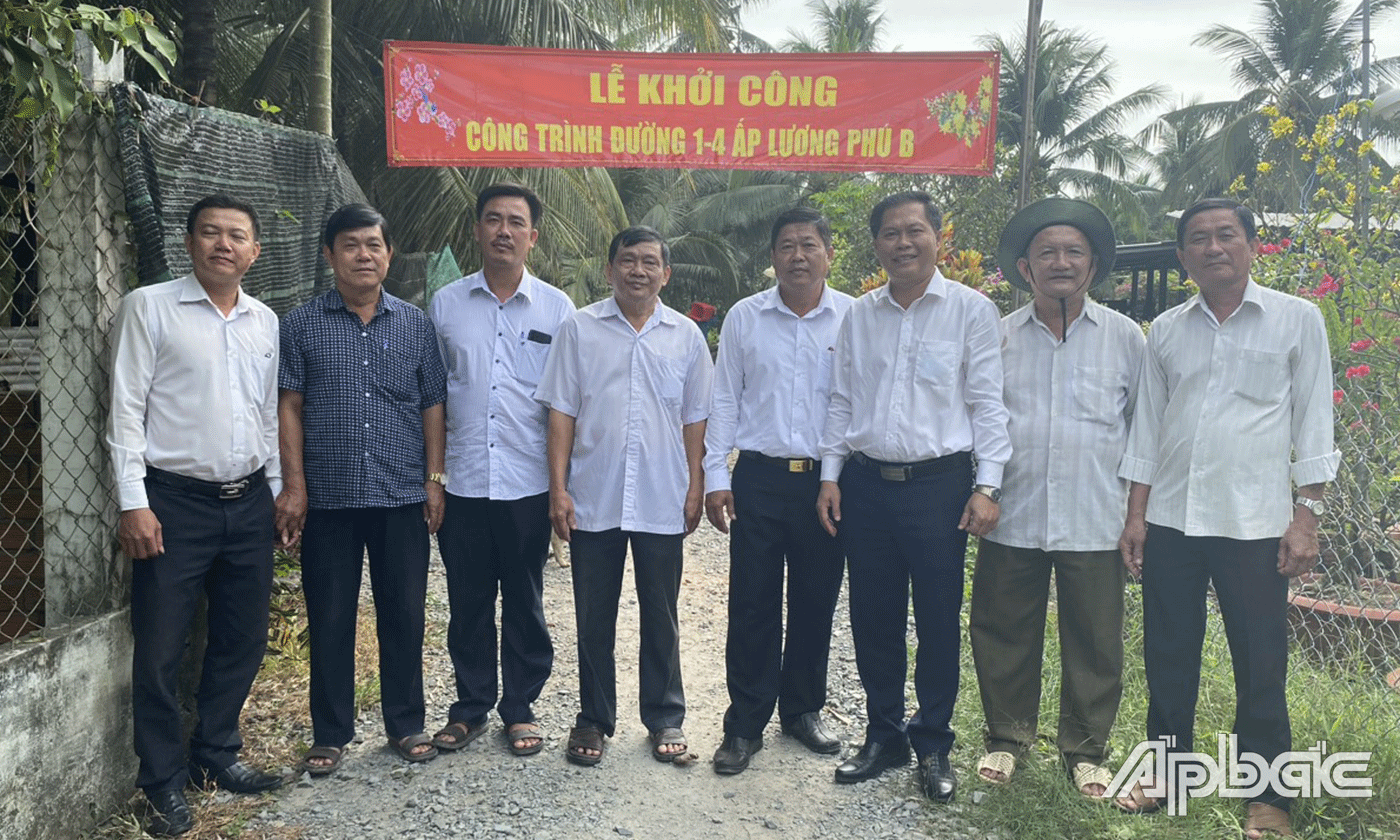 Khởi công xây dựng tuyến đường 1-4, ấp Lương Phú B.