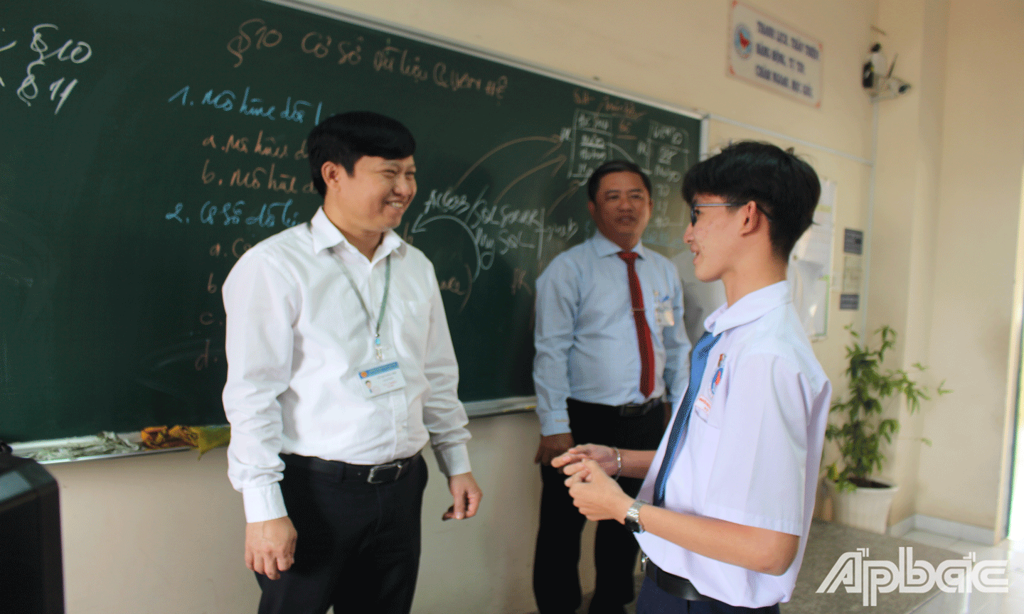 Tiến sĩ Lê Quang Trí động viên học sinh lớp 12, Trường THPT Nguyễn Đình Chiểu, TP. Mỹ Tho cần cố gắng phấn đấu học tập hơn nữa trong học kỳ II còn lại để đạt kết quả thật tốt trong kỳ thi tốt nghiệp THPT sắp tới. 