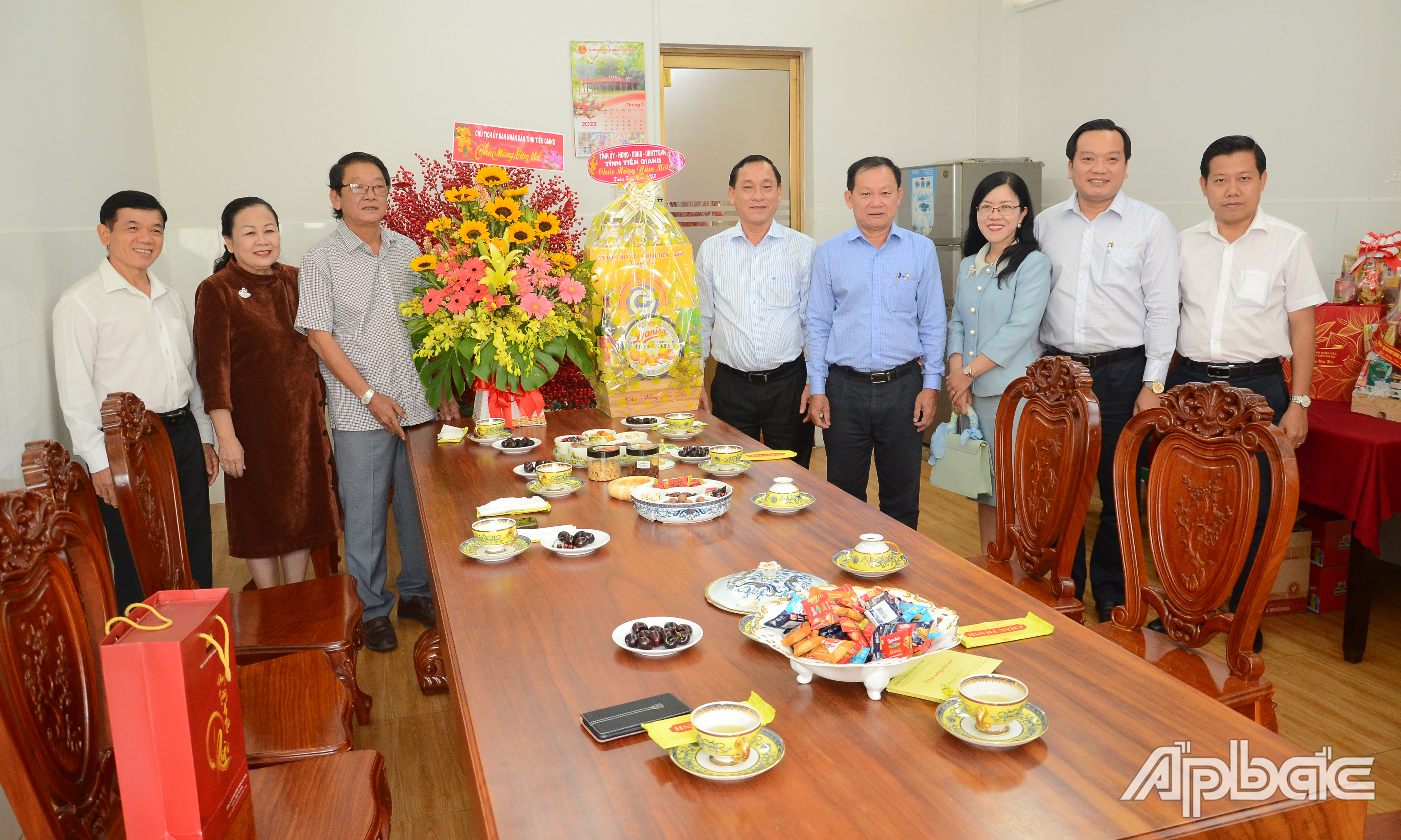 Đồng chí Nguyễn Văn Vĩnh tặng quà Công ty TNHH TMDV Xăng dầu Châu Thành.