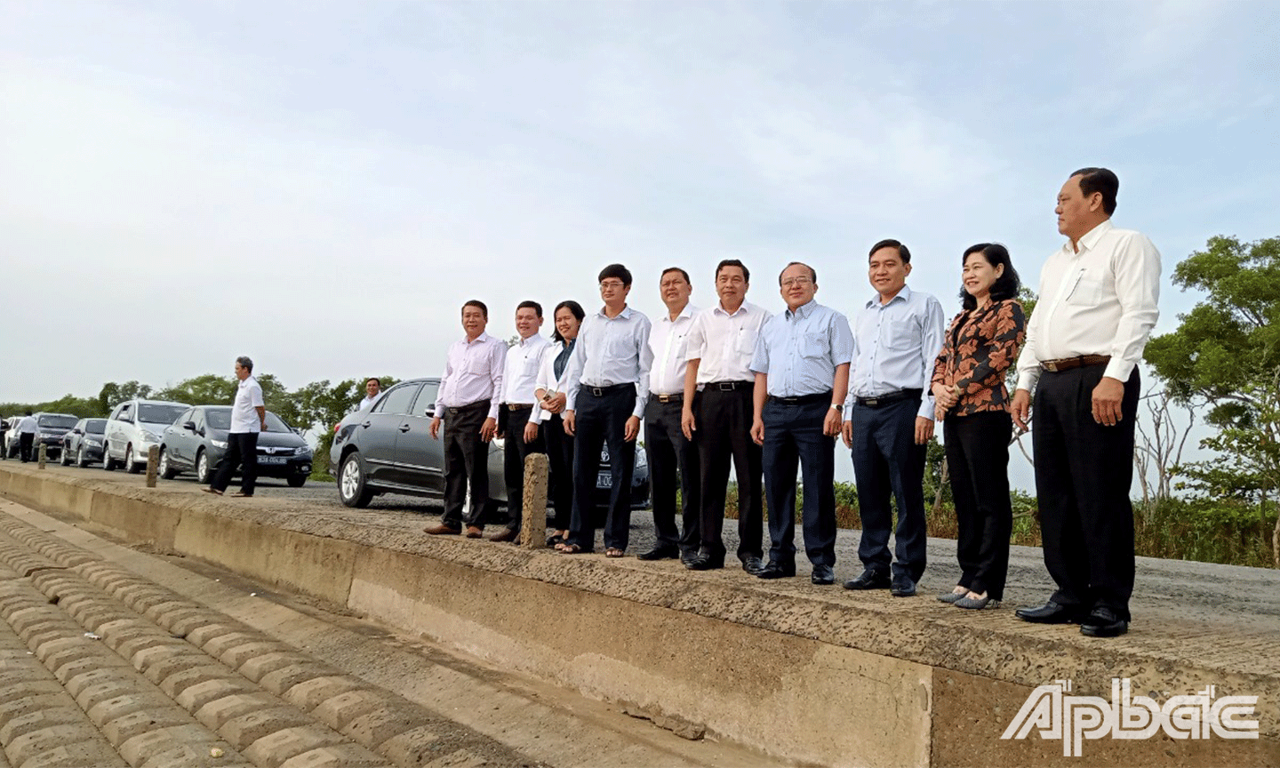 Đoàn cũng khởi hành khảo sát dọc tuyến đê biển Gò Công