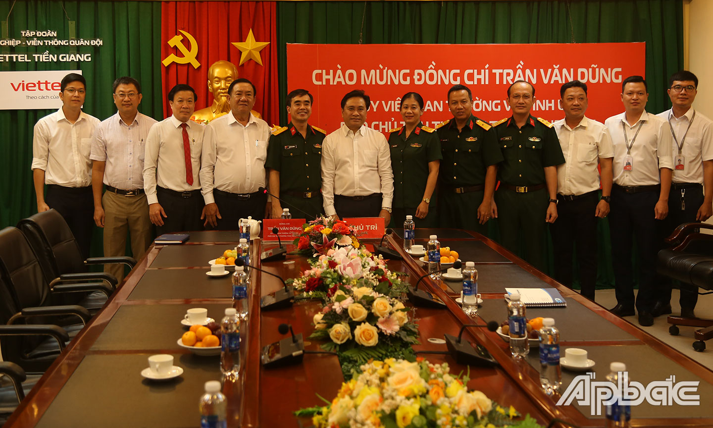 Đồng chí Trần Văn Dũng chúc Tết và tặng quà Viettle Tiền Giang.