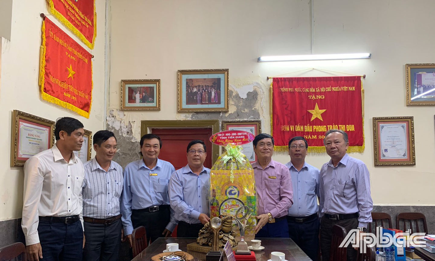 Đoàn công tác thăm chúc tết Hợp tác xã Rạch Gầm.