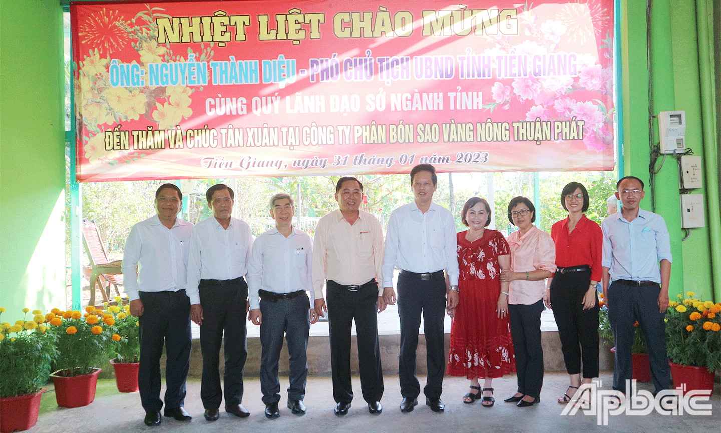 Đoàn chúc tết tại Công ty Phân bón sao vàng Nông Thuận Phát.