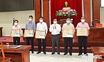 Kịp thời khen thưởng các gương điển hình tiên tiến