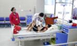 Điều trị bệnh nhi bằng tấm lòng người mẹ