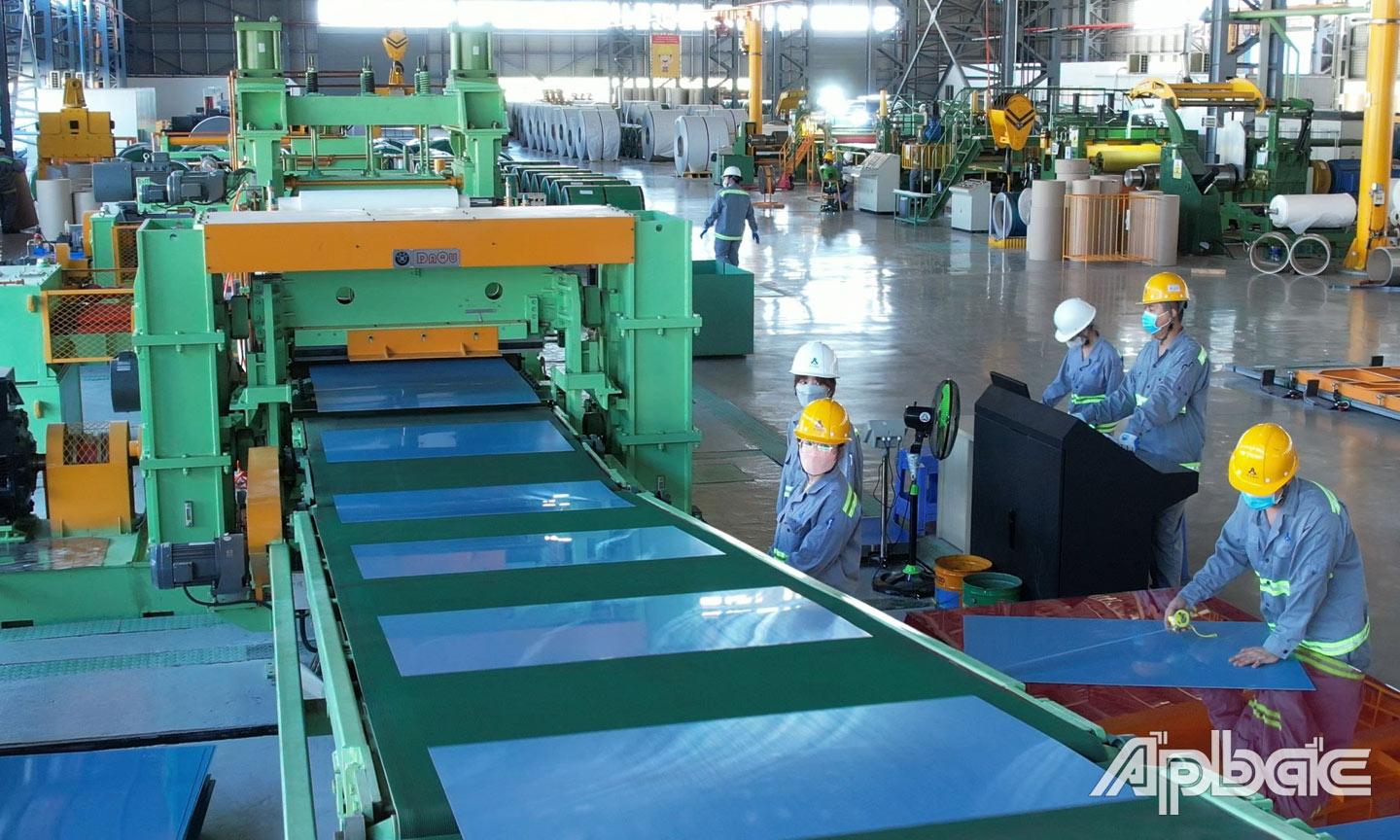 Hoạt động tại một công ty trong Khu công nghiệp Long Giang (huyện Tân Phước), ảnh chụp vào cuối năm 2022. Ảnh: VĂN THẢO