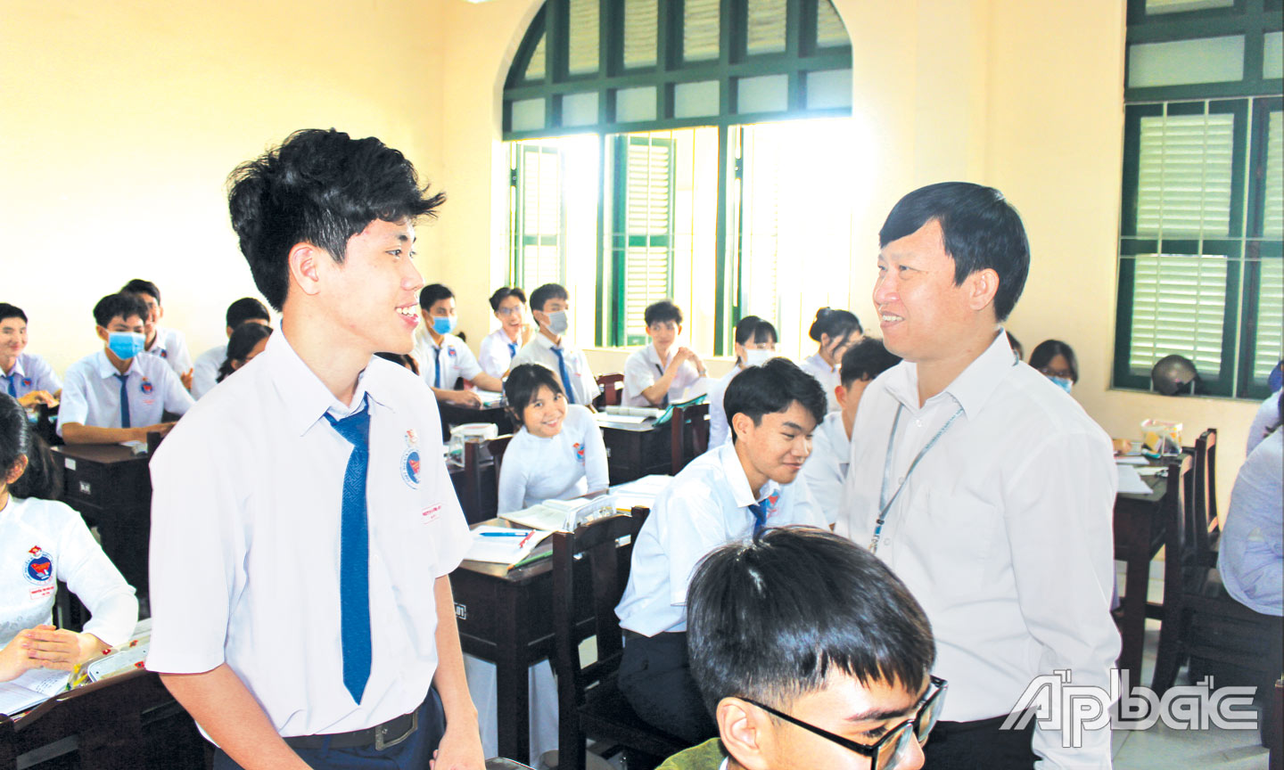 Tiến sĩ Lê Quang Trí, Giám đốc Sở GD-ĐT đến thăm, động viên học sinh lớp 12, Trường Nguyễn Đình Chiểu nhân diọ đầu năm mới Quý Mão 2023.