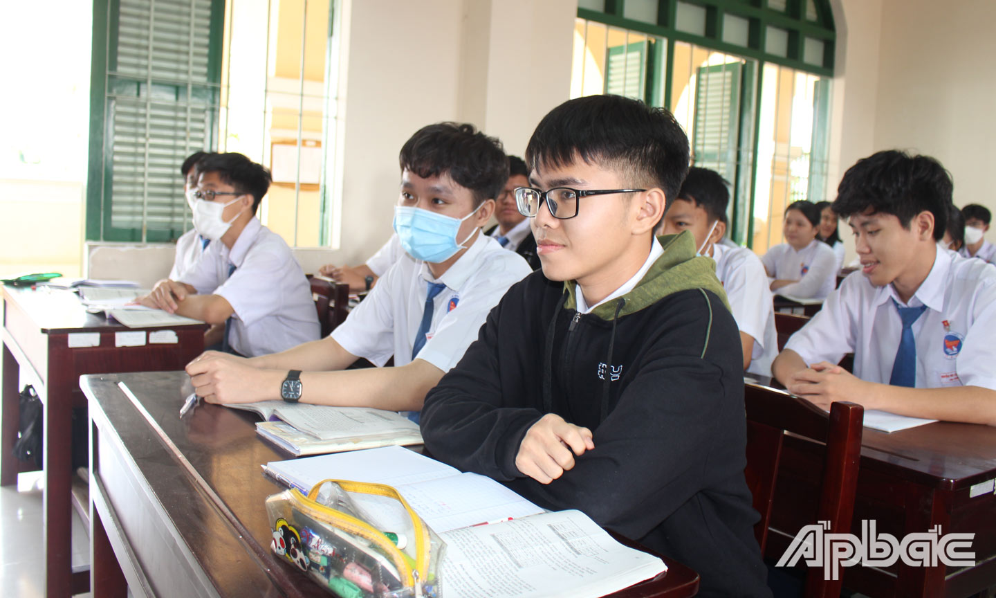 Học sinh lớp 12 Trường THPT Nguyễn Đình Chiểu trong giờ học. 