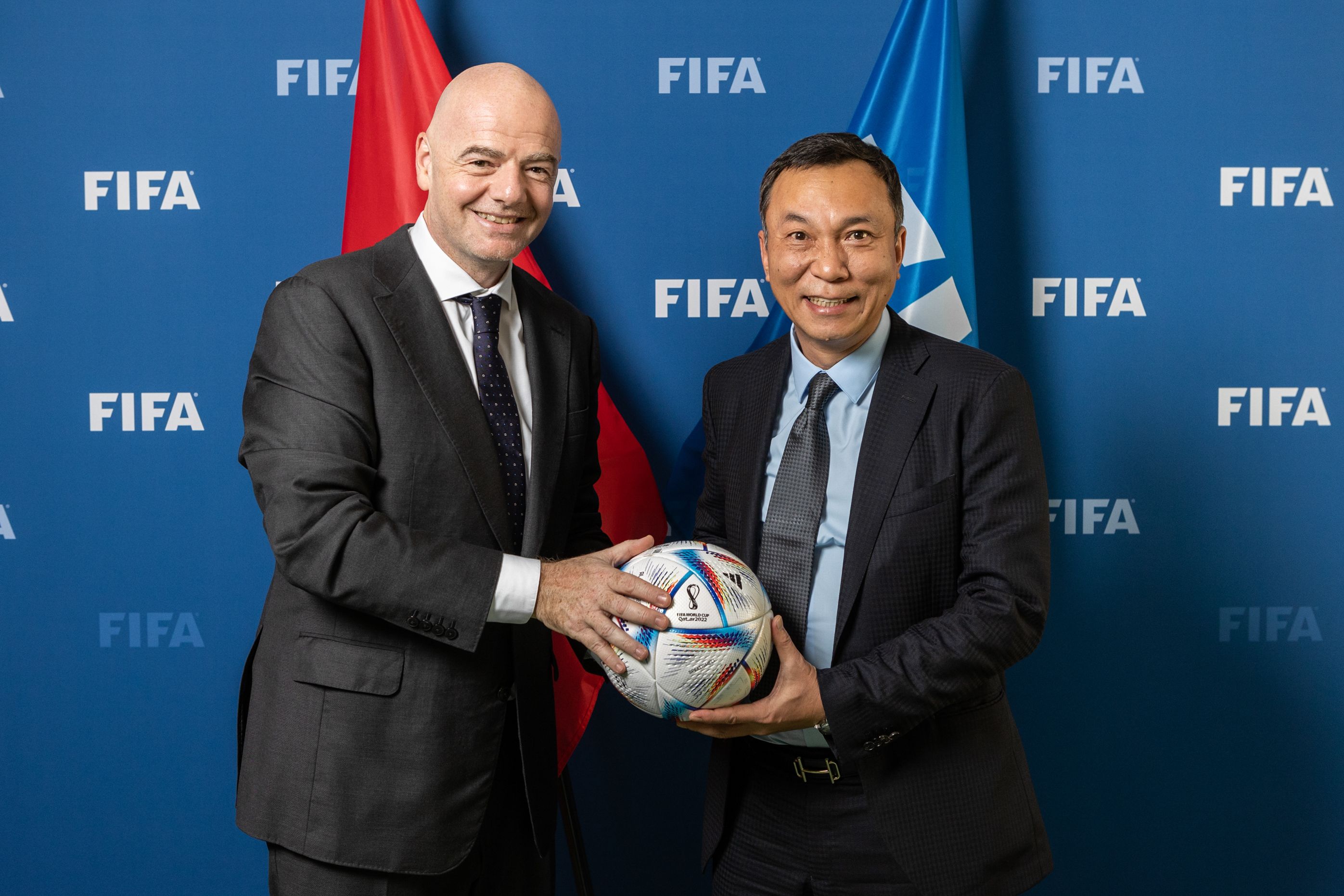 Chủ tịch FIFA Gianni Infantino và Chủ tịch VFF Trần Quốc Tuấn. (Ảnh: FIFA)