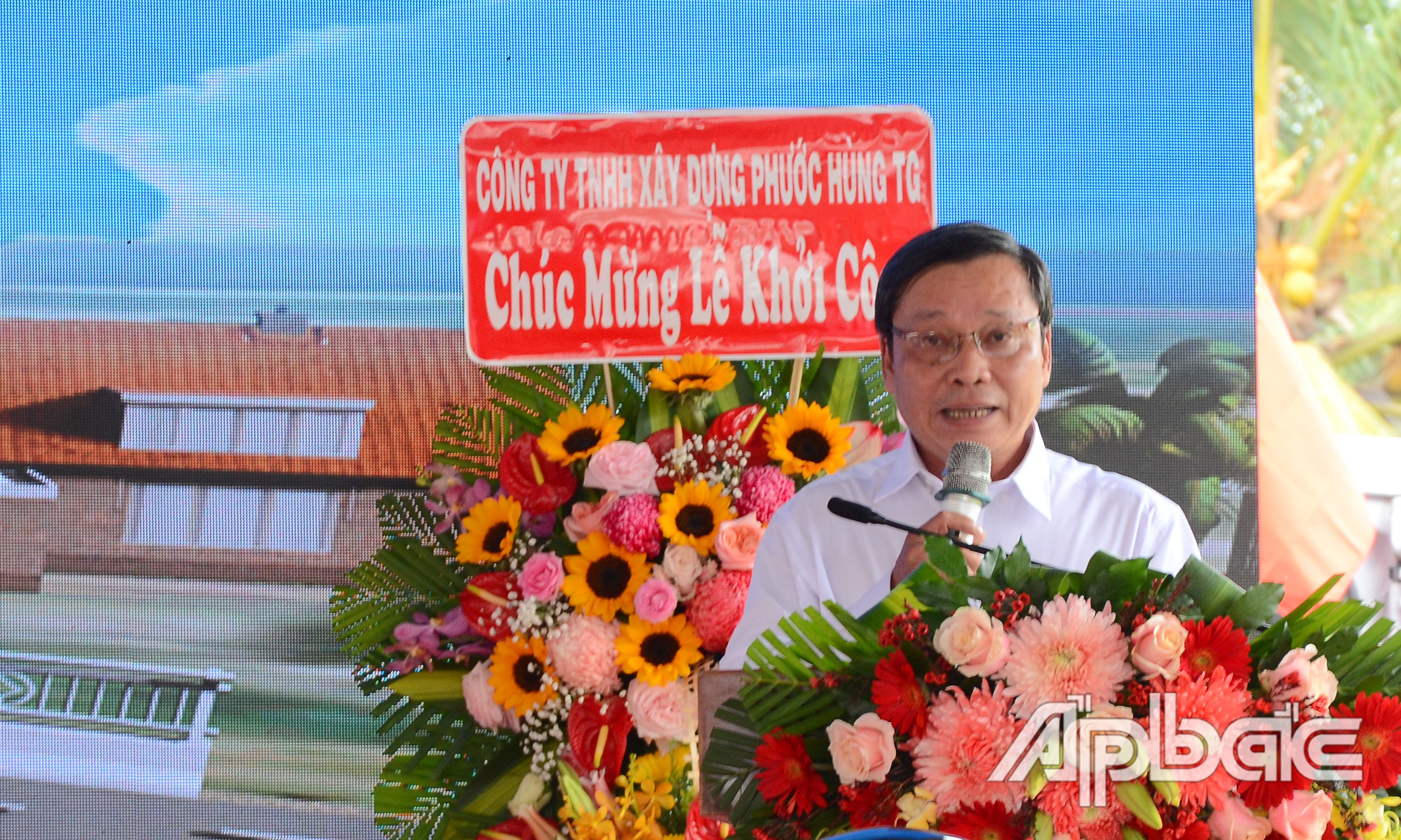 Giám đốc Ban Quản lý Dự án đầu tư xây dựng công trình giao thông tỉnh Tiền Giang Trần Minh Trung báo cáo tiến độ dự án.