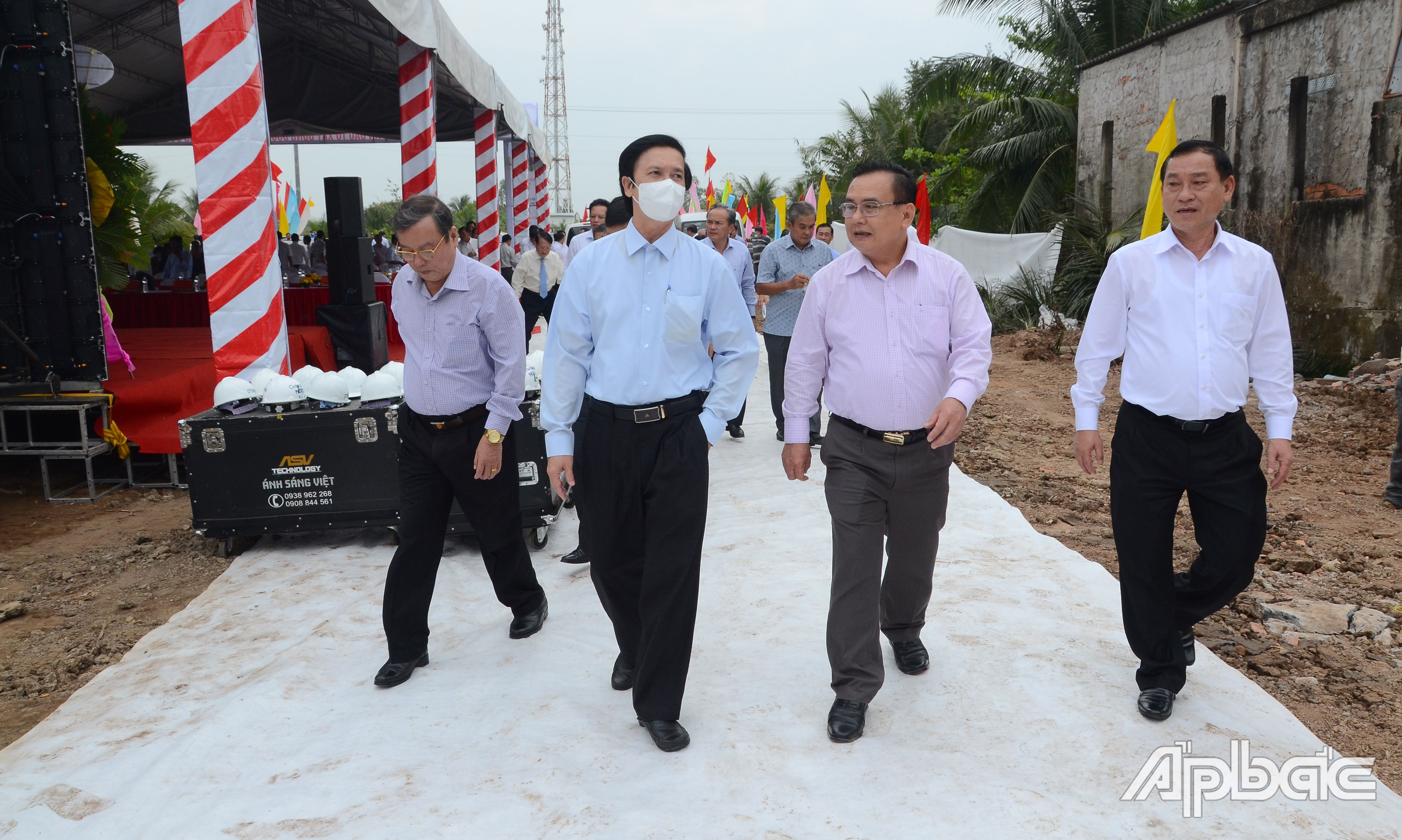 Lãnh đạo tỉnh kiểm tra thực tế dự án.