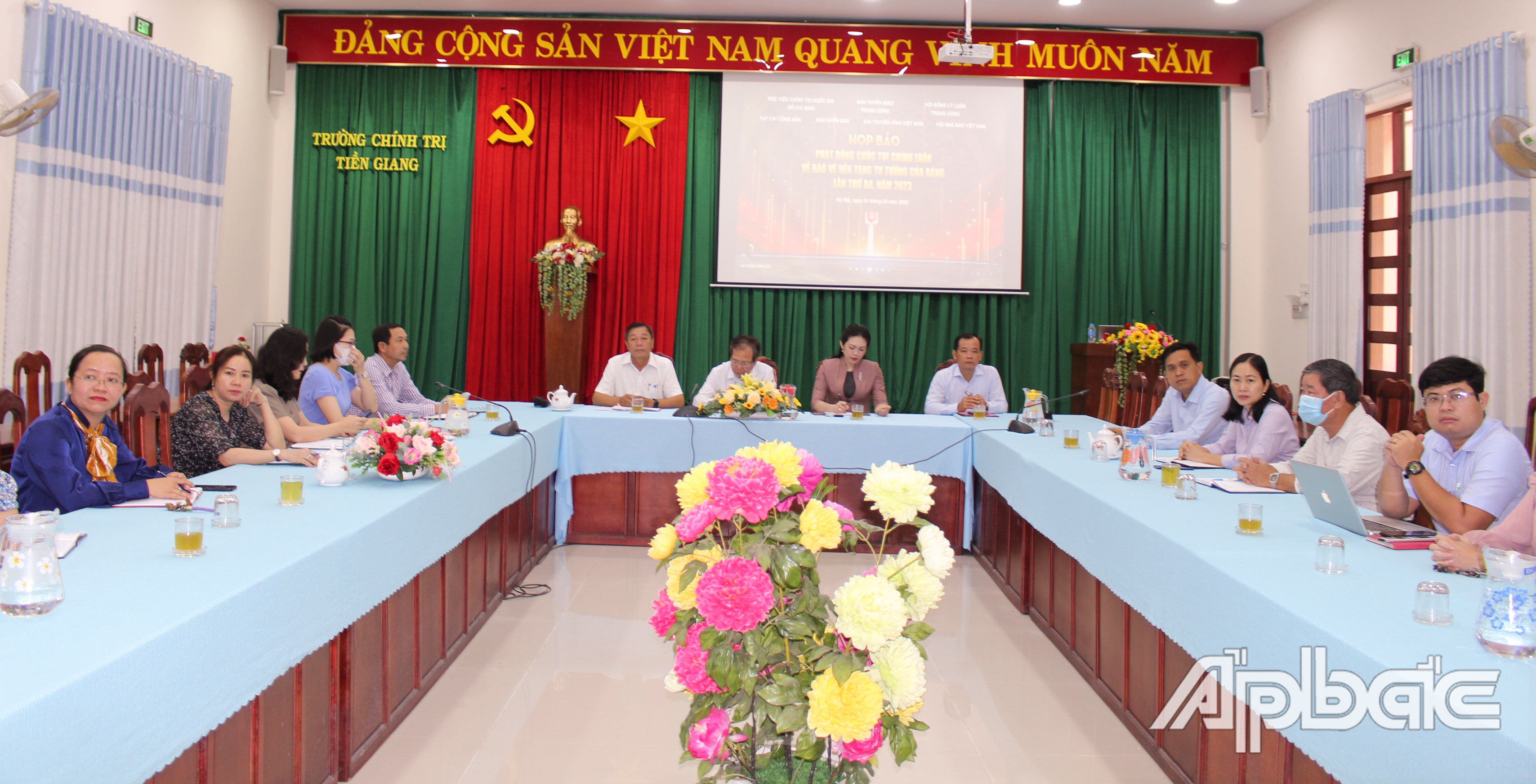 đồng chí Nguyễn Thị Uyên Trang, Phó Trưởng Ban Tuyên giáo Tỉnh ủy Tiền Giang cùng Ban Giám hiệu, cán bộ, viên chức nhà trường tham dự hội nghị trực tuyến. 