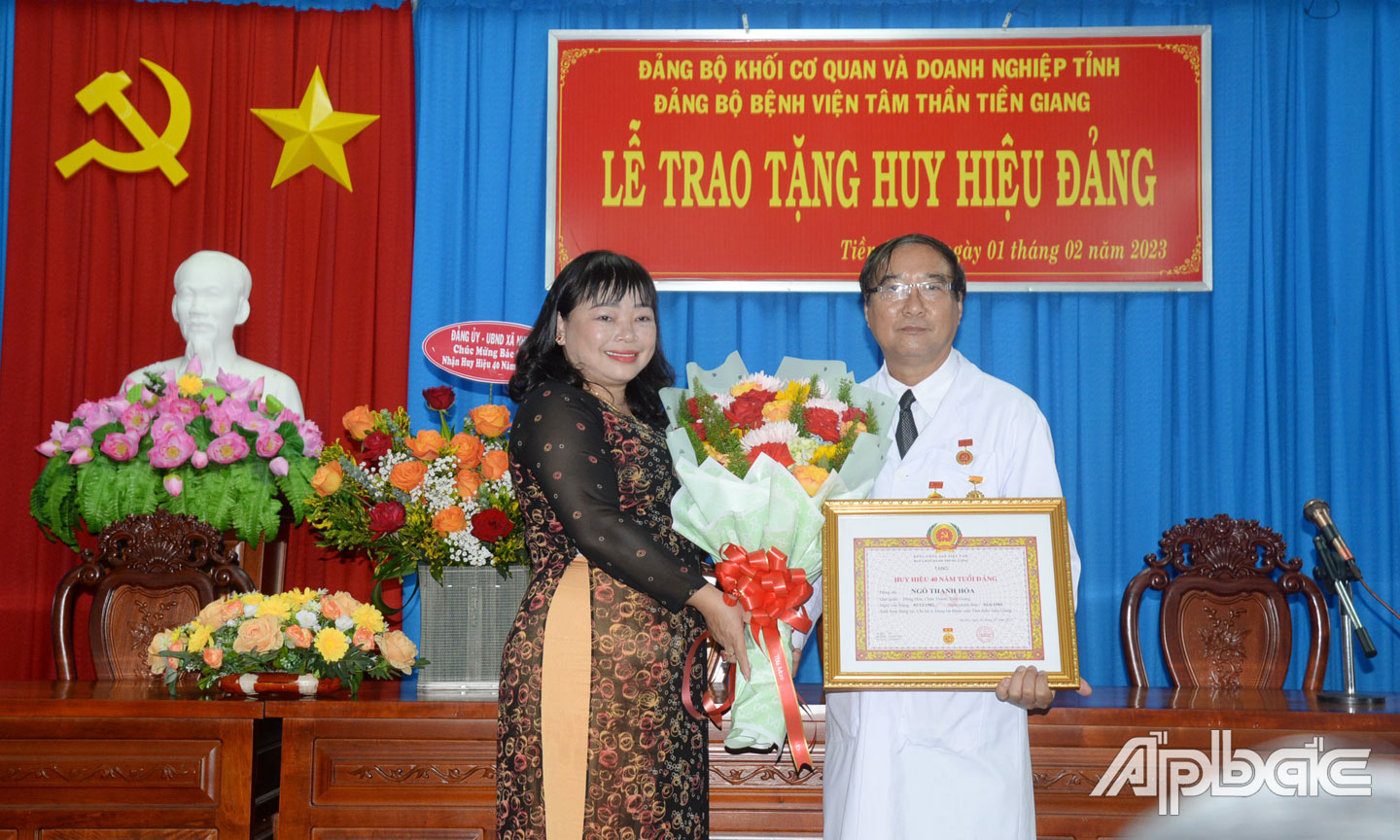 Đồng chí Thái Ngọc Bảo Trâm trao tặng Huy hiệu 40 tuổi Đảng  cho đồng chí Ngô Thanh Hòa.