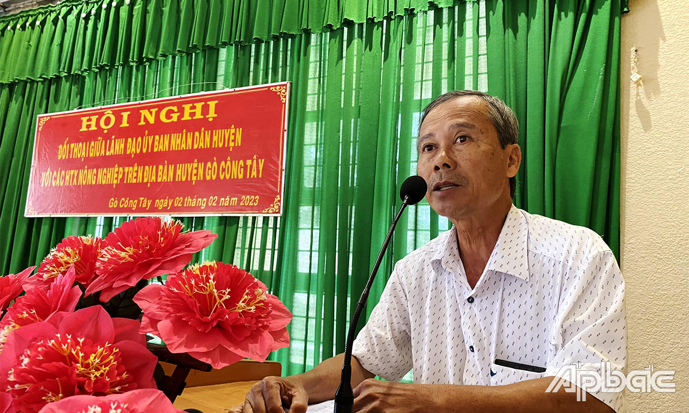 Đại diện Trung tâm dịch vụ nông nghiệp huyện phát biểu tại hội nghị