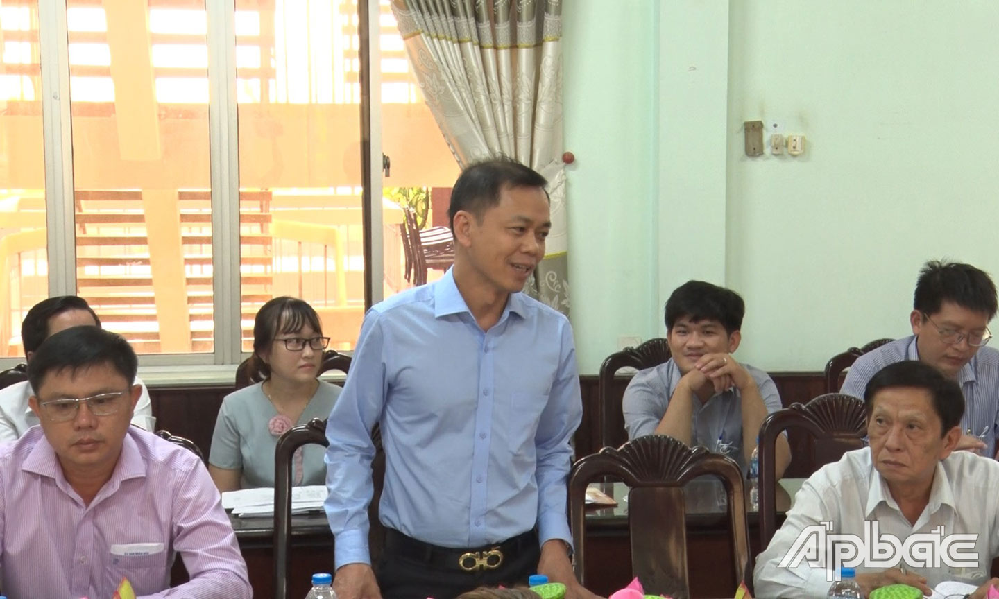 Đại diện các doanh nghiệp, ngân hàng đã thẳng thắn trình bày với lãnh đạo tỉnh, thị xã những khó khăn, vướng mắc trong hoạt động kinh doanh. 