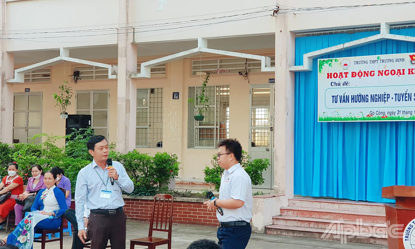 Buổi tư vấn tuyển sinh, hướng nghiệp tại Trường THPT Trương Định (TX. Gò Công). 