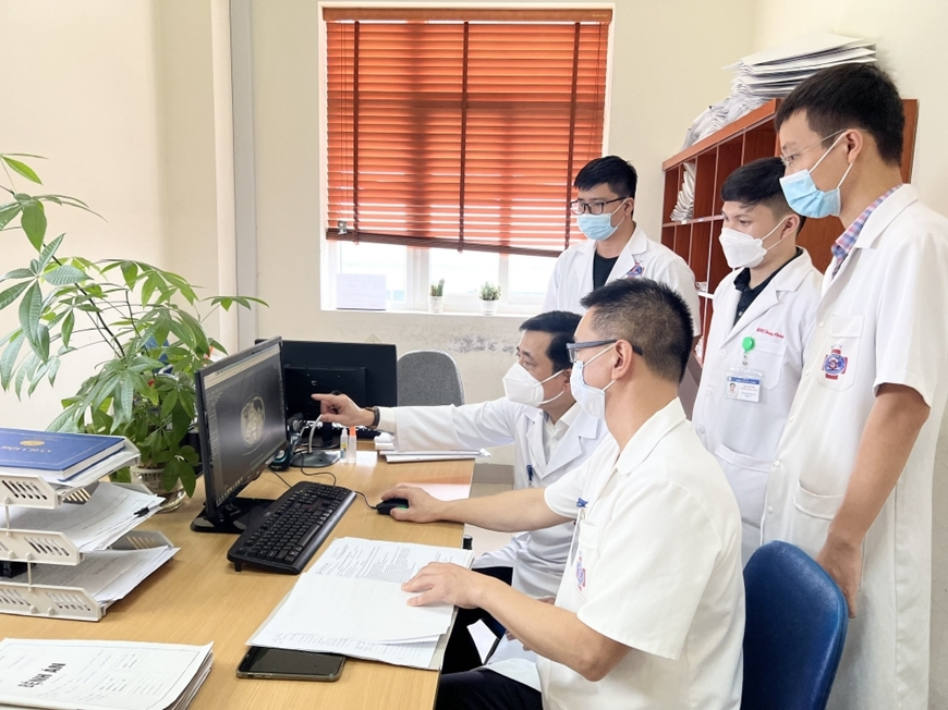 Các bác sĩ Bệnh viện K hỗ trợ chuyên môn điều trị một ca bệnh ung thư qua hội chẩn từ xa. Ảnh: HÀ TRẦN 