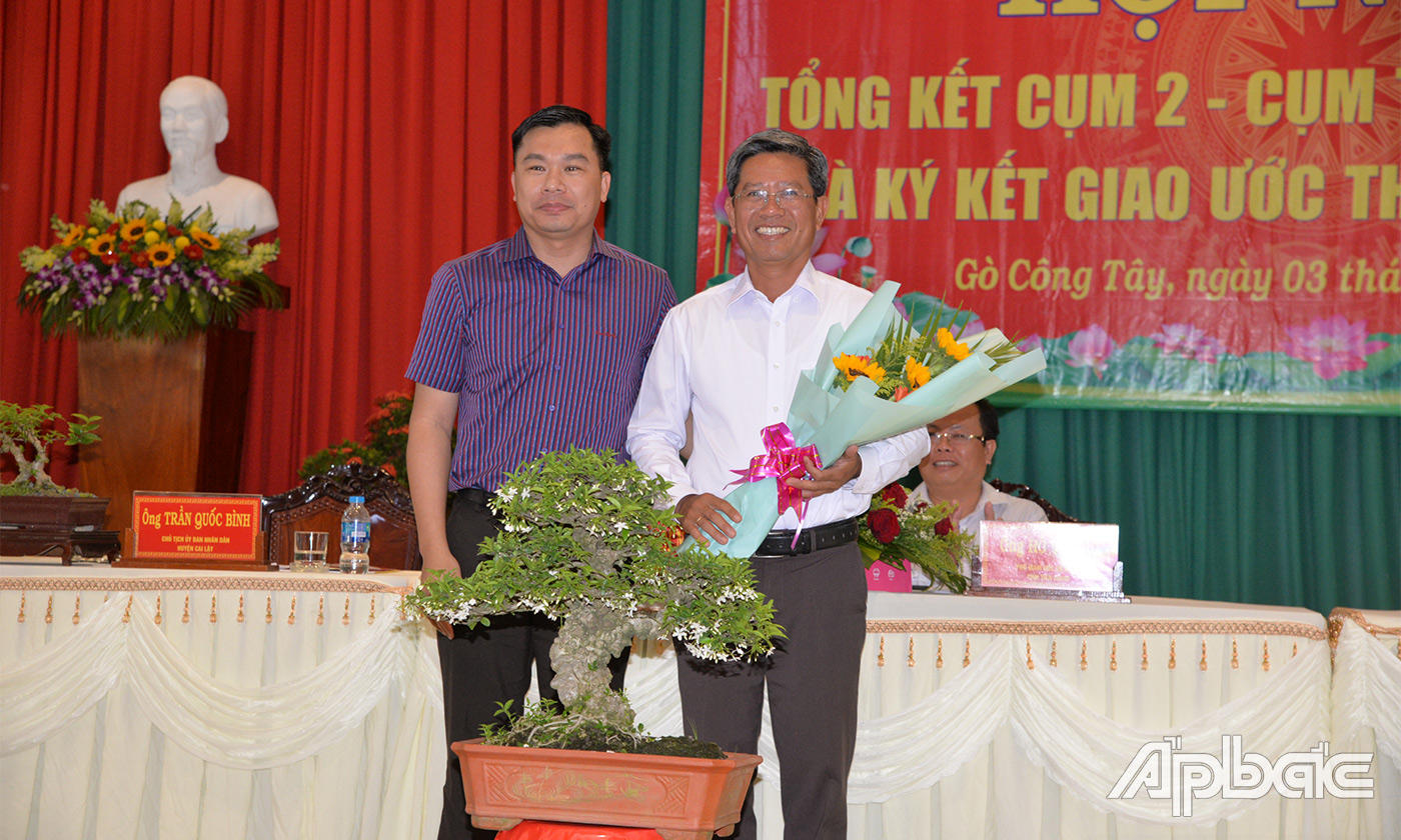 Lãnh đạo huyện Gò Công Tây tặng hoa chúc mừng lãnh đạo huyện Gò Công Đông hoàn thành nhiệm vụ Cụm trưởng.