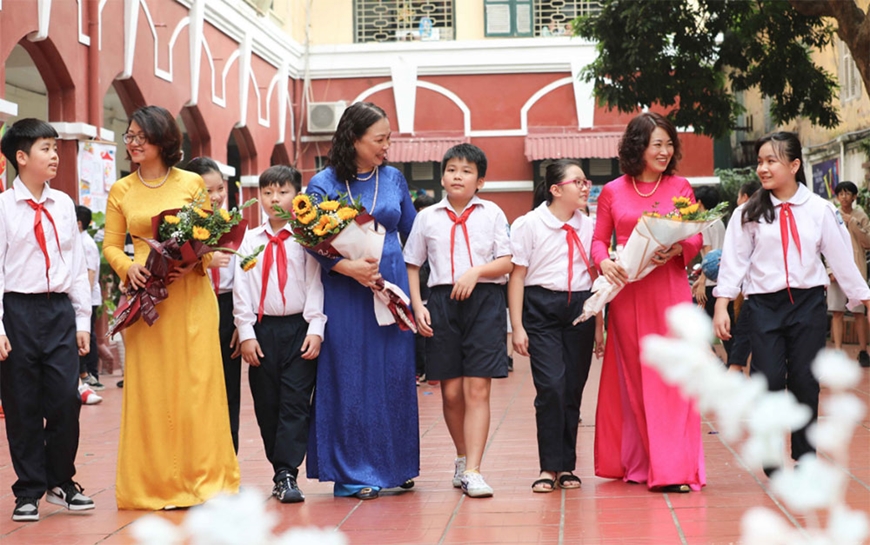 Cô trò Trường Tiểu học Lê Ngọc Hân, quận Hai Bà Trưng, TP Hà Nội. Ảnh: Thanh Tùng 