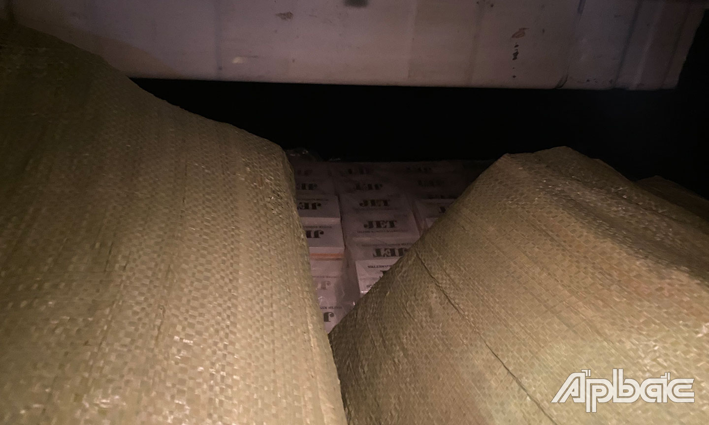 Thuốc lá được dấu trong cốp xe sau.