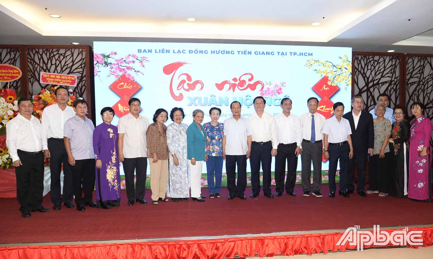Lãnh đạo tỉnh Tiền Giang chụp ảnh lưu niệm cùng đồng hương Tiền Giang tại TP. Hồ Chí Minh.