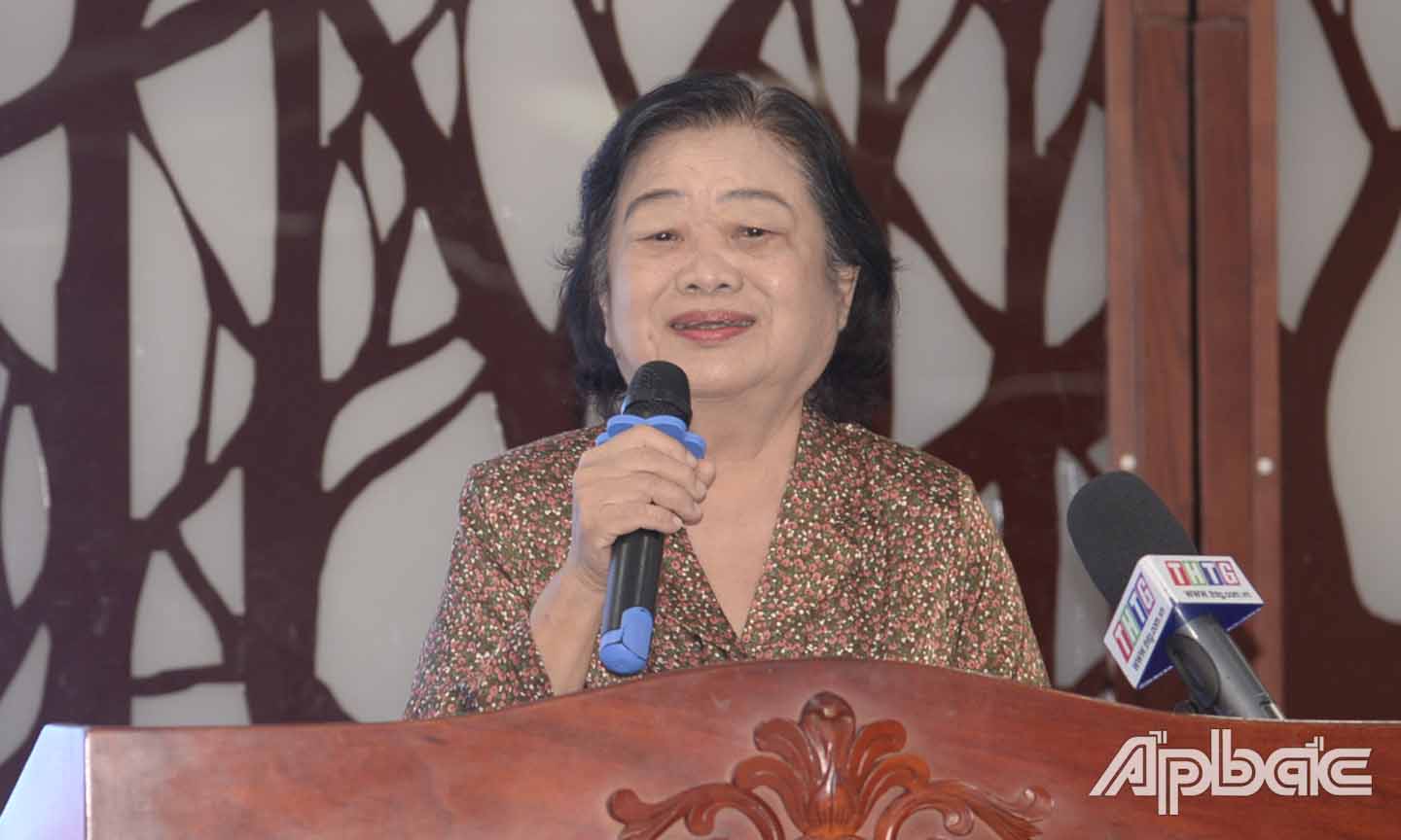 Đồng chí Trương Mỹ Hoa phát biểu tại buổi họp mặt.