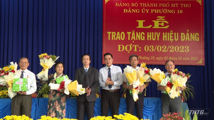 Trao huy hiệu  55 tuổi Đảng cho Đảng viên trên địa bàn Phường 10, TP Mỹ Tho. Ảnh: Minh Nguyên.