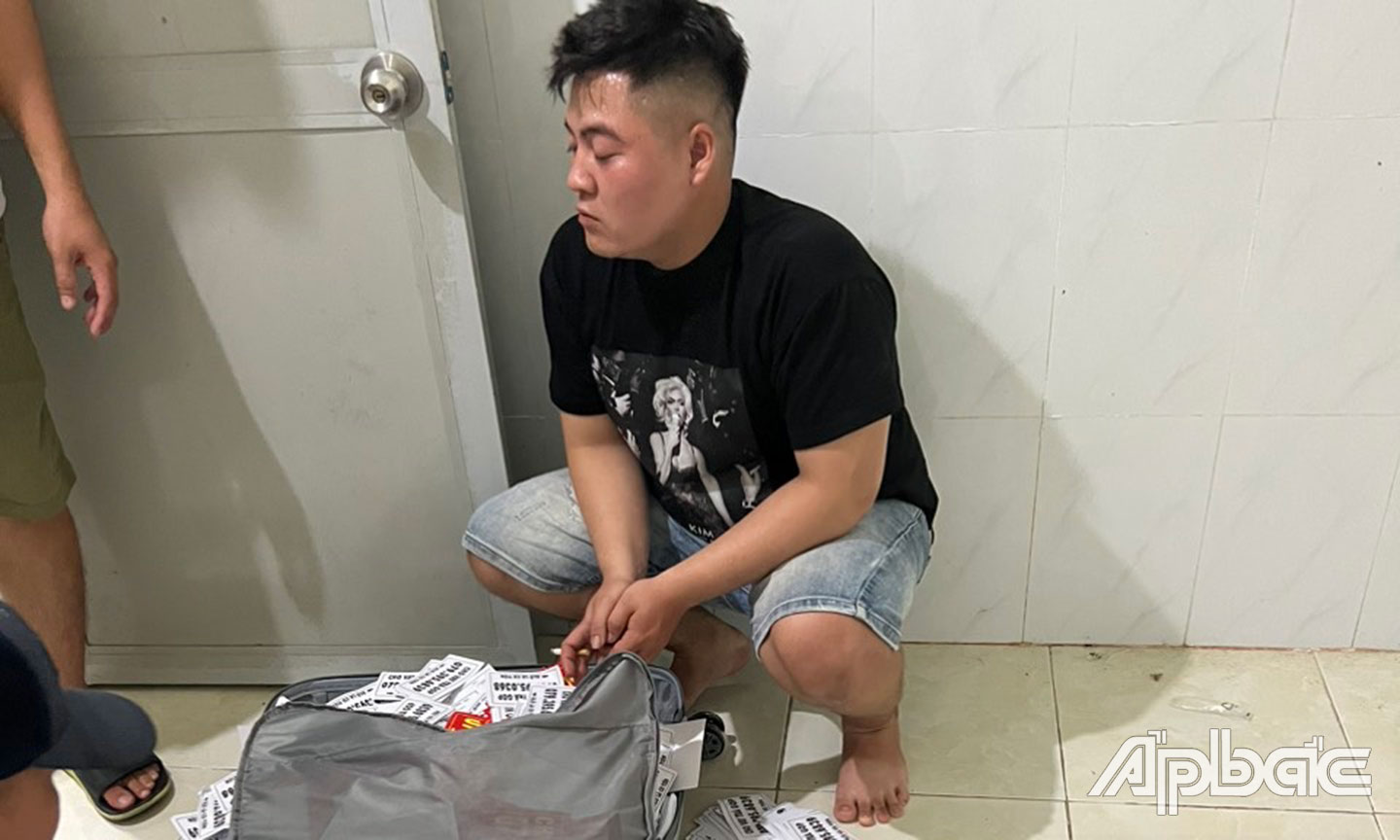 Bùi Quang Sơn và tang vật.