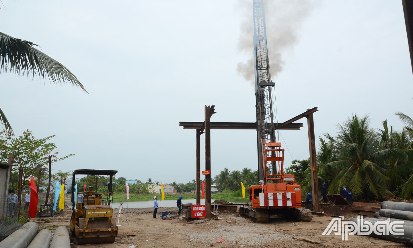 Công trình cầu Vàm Giồng thuộc Dự án Đầu tư xây dựng đường tỉnh 864 đã được khởi công ngày 1-2.