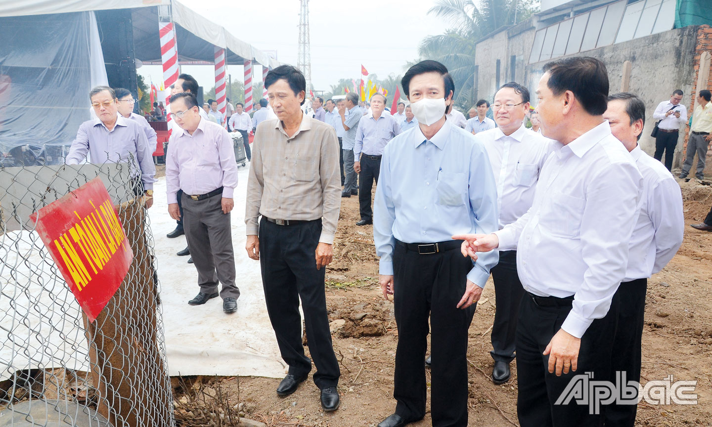 Lãnh đạo tỉnh tại buổi khởi công cầu Vàm Giồng thuộc Dự án đường tỉnh 864 ngày 1-2.