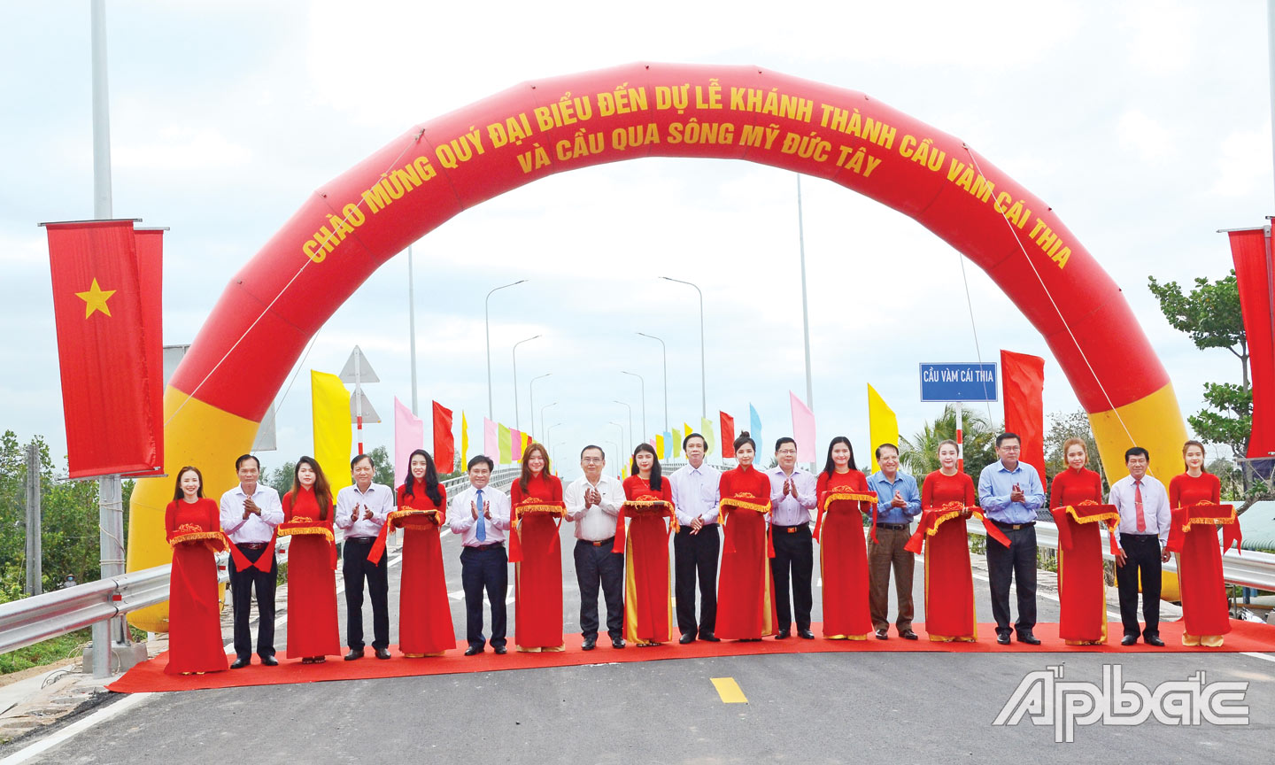 Lãnh đạo tỉnh cắt băng khánh thành cầu Vàm Cái Thia và cầu bắc qua sông Mỹ Đức Tây. Ảnh: Thiện Thành