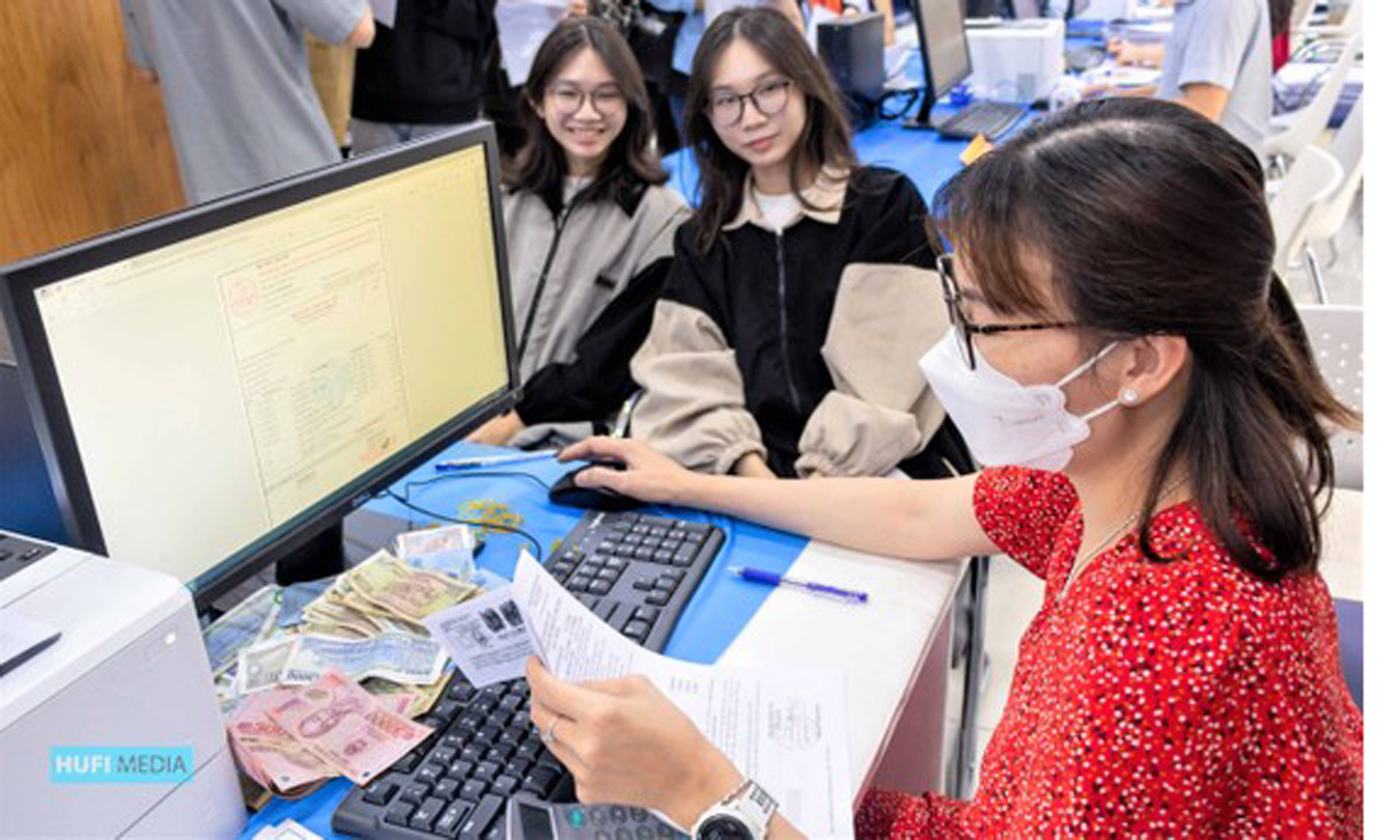 Thí sinh trúng tuyển năm 2022 vào Trường Đại học Công nghiệp Thực phẩm TPHCM đăng ký nhập học .
