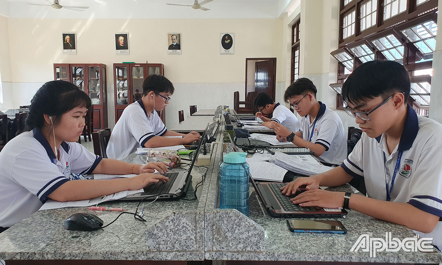 Học sinh Đội tuyển Học sinh giỏi quốc gia môn Sinh học đang tập trung ôn tập. 