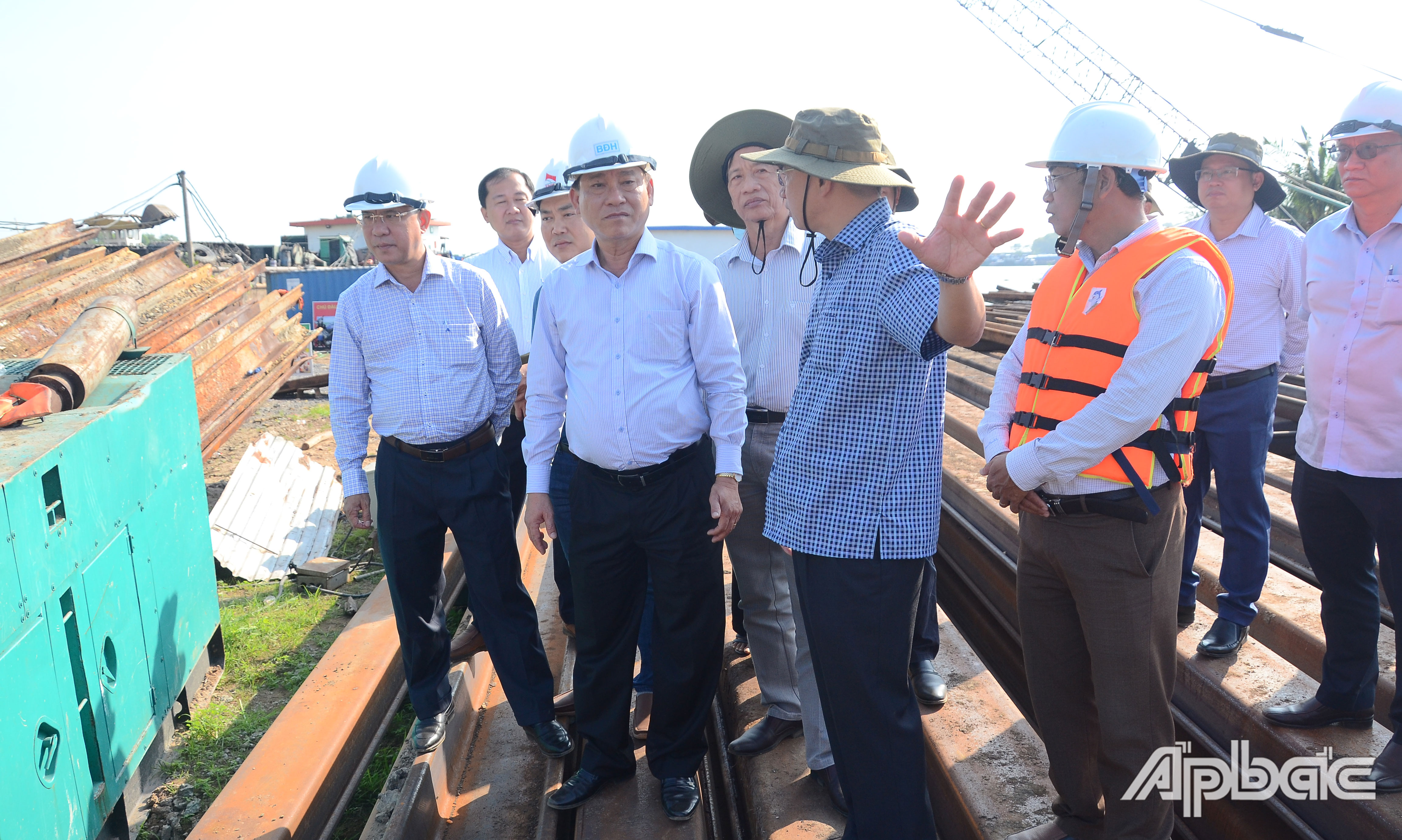 Đồng chí Nguyễn Văn Vĩnh kiểm tra tiến độ cống âu Nguyễn Tấn Thành.