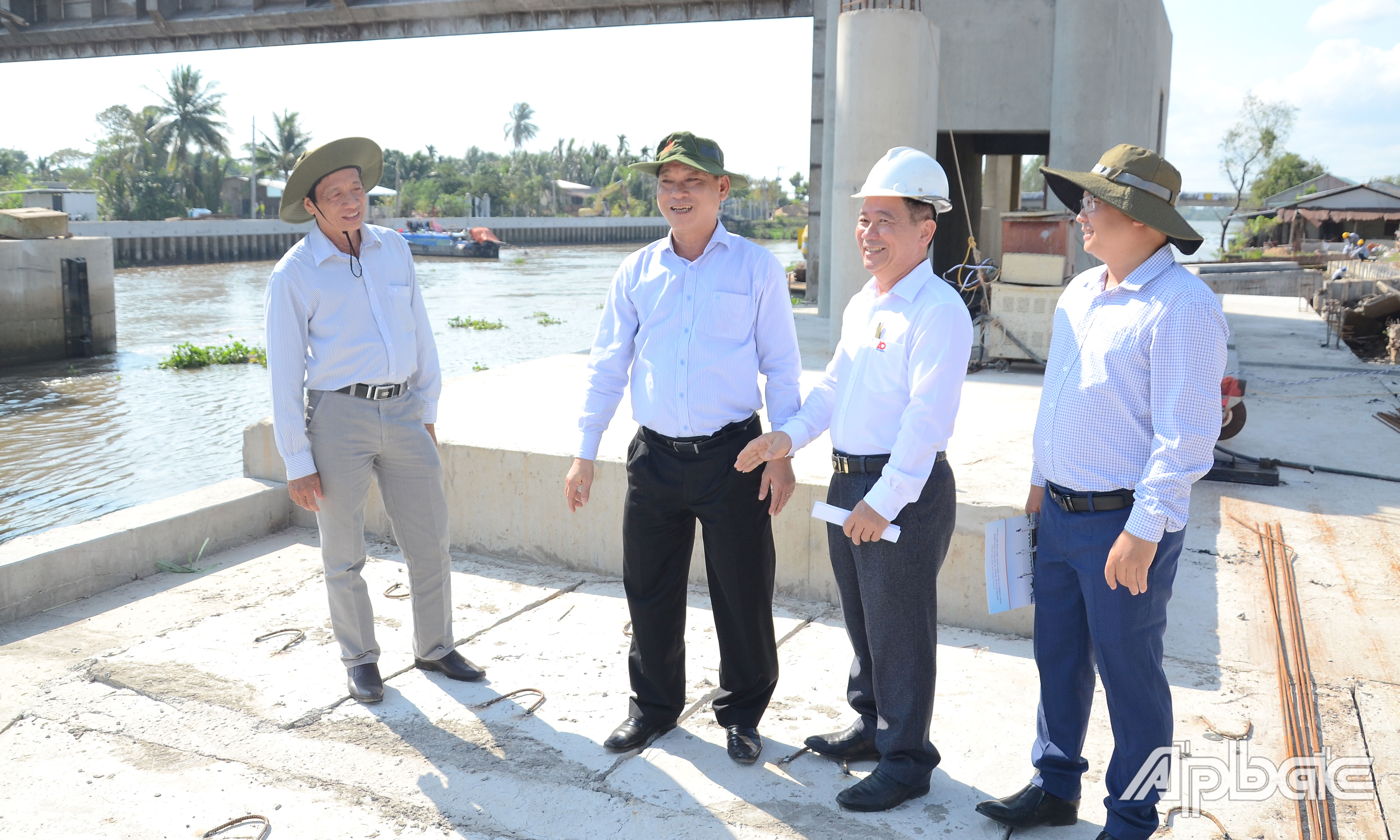 Đồng chí Nguyễn Văn Vĩnh kiểm tra tiến độ cống Rạch Gầm.