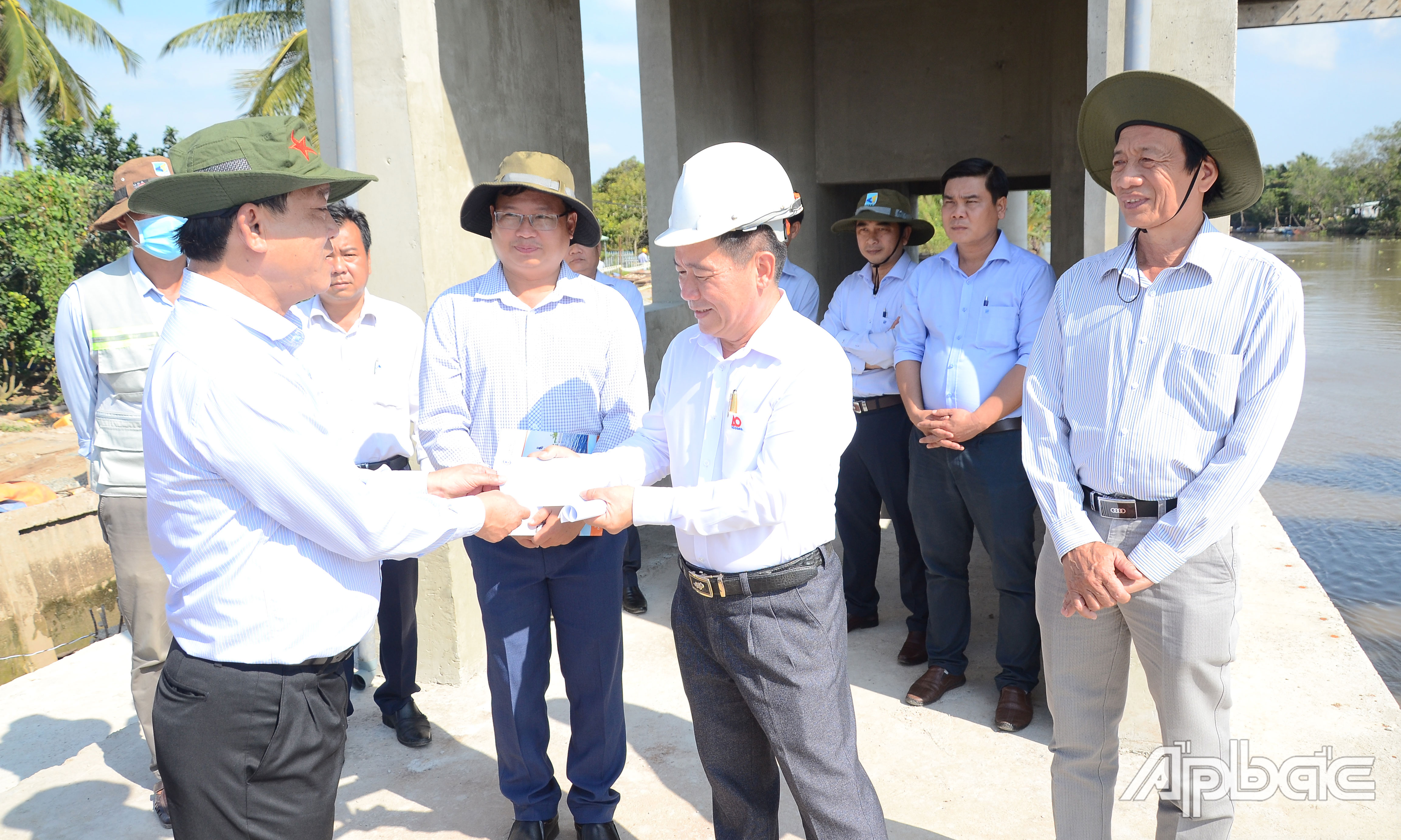 Đồng chí Nguyễn Văn Vĩnh tặng quà đơn vị thi công cống Rạch Gầm.