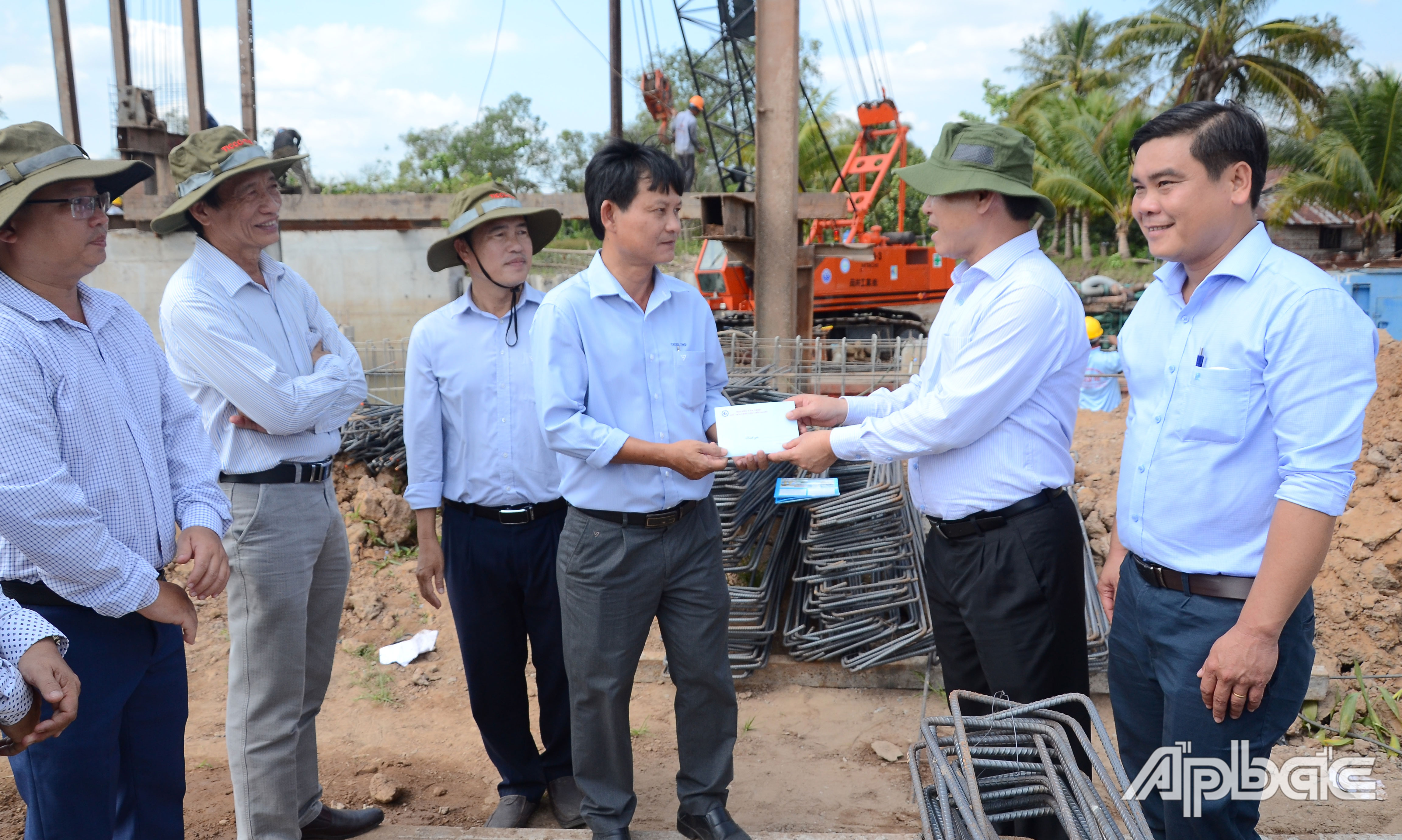 Đồng chí Nguyễn Văn Vĩnh tặng quà đơn vị thi công cống Cây Còng.