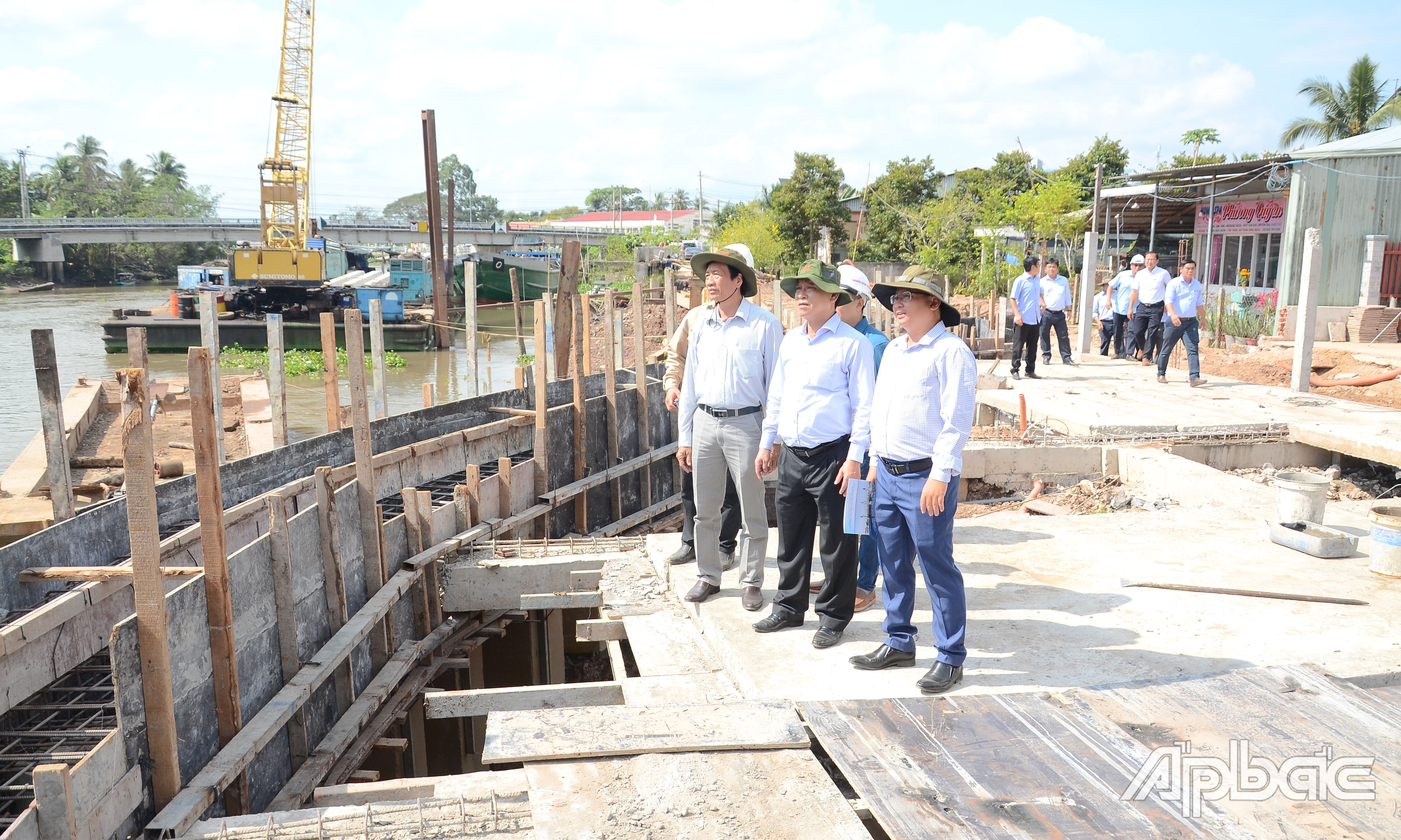 Đồng chí Nguyễn Văn Vĩnh kiểm tra tiến độ cống Phú Phong. Ảnh: MINH THÀNH