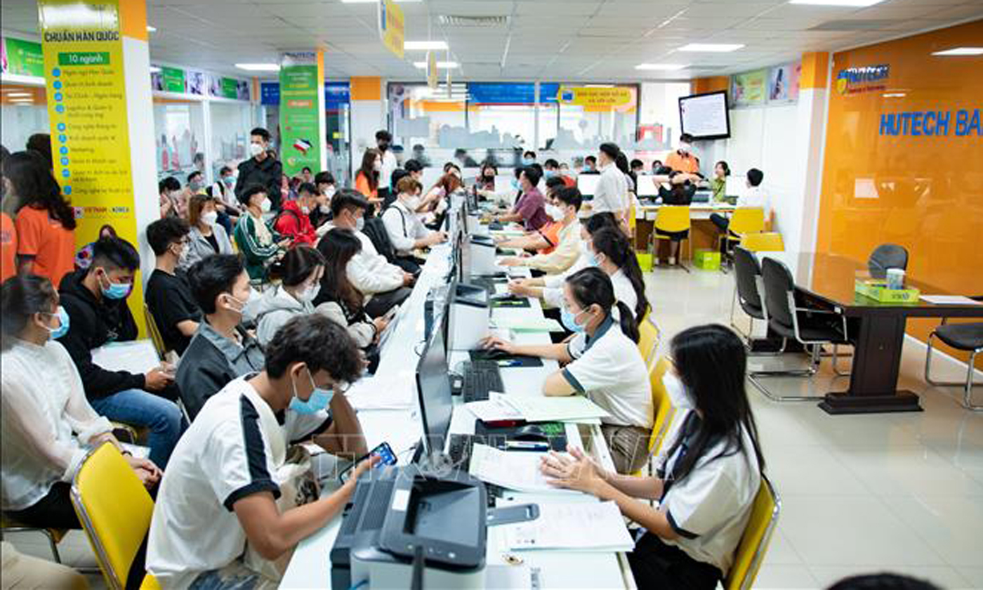 Thí sinh đến nhập học tại trường Đại học Công nghệ TP Hồ Chí Minh (HUTECH). Ảnh tư liẹu: Thu Hoài/TTXVN