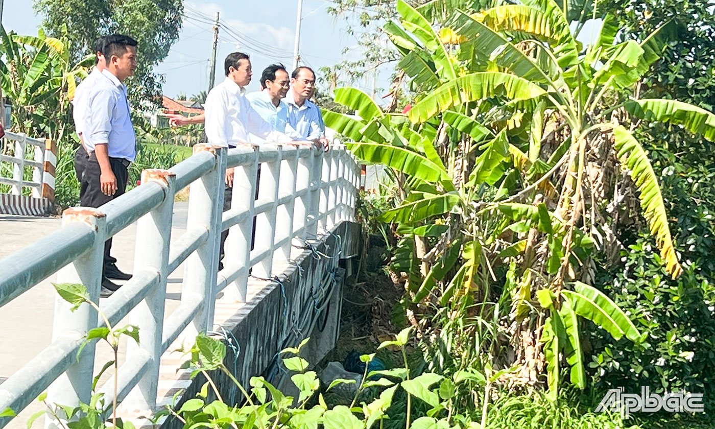 Đoàn kiểm tra tại kinh N8 (xã Thạnh Trị).