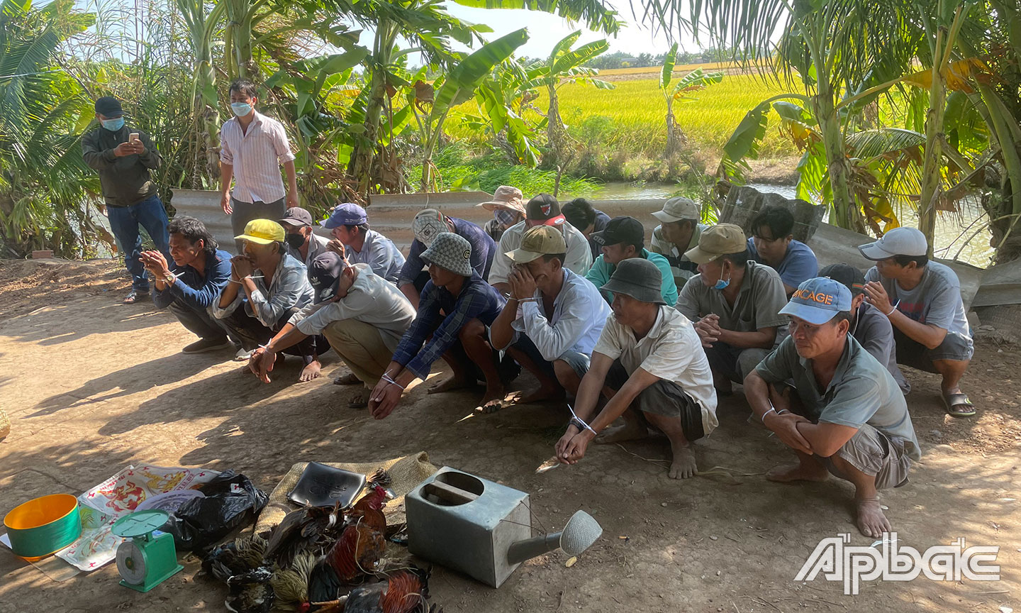 Các đối tượng tạm giữ tại khu đất trống.