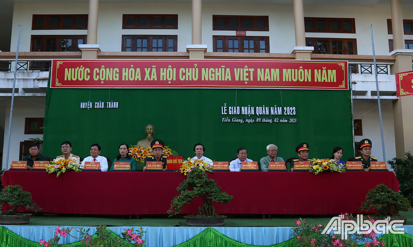 Lãnh đạo về tham dự Lễ